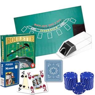 Bild på olika casinotillbehör: blackjack-duk, roulette set, dealer shoe, kortlek, casinomarker
